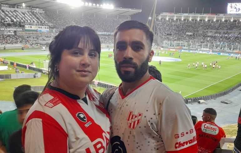 Lucas, el cordobés, en el Kempes junto a sus dos amores: su pareja e Instituto. Lucas, el cordobés, en el Kempes junto a sus dos amores: su pareja e Instituto.