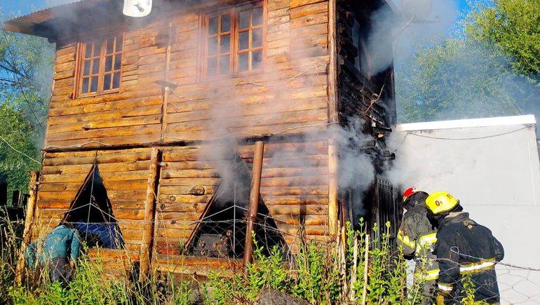 Tres dotaciones de bomberos Voluntarios trabajaron en el lugar, no se lamentaron heridos. Tres dotaciones de bomberos Voluntarios trabajaron en el lugar, no se lamentaron heridos.