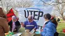 A las organizaciones sociales como la UTEP y el FOL les preocupa el riesgo nutricional y el hambre que padecen muchos niños. Su compromiso es con ellos y las familias más carenciadas. Una olla popular sirvió para denunciar la realidad.