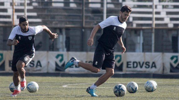 Priseajniuc probó un once con el retorno de Carrera