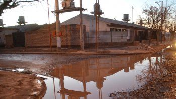 Las calles están inundadas con aguas de la cañería cloacal.