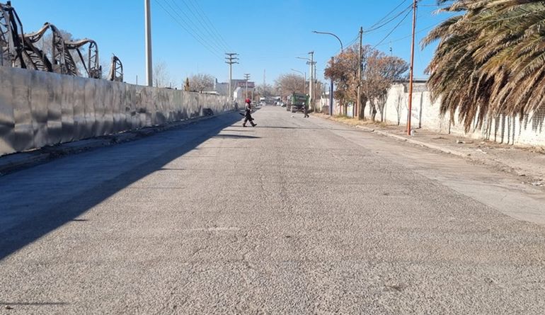 La calle fue habilitada este jueves mientras continúan los trabajos de limpieza en el depósito. Foto: Gentileza.