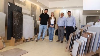 renuncio a su trabajo, fundo su propia empresa y hoy vende ceramicos en toda la region