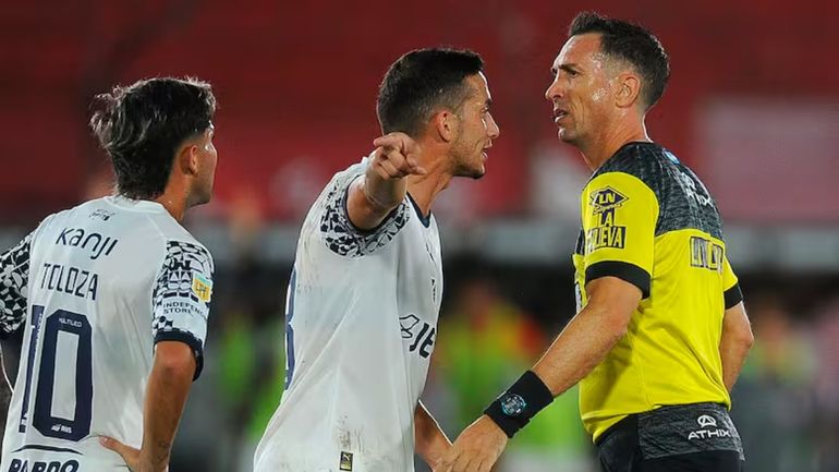 Así le quedó la pierna al jugador de Independiente que desató el escándalo contra Barracas