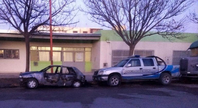 Incendiaron un auto frente a la comisaría