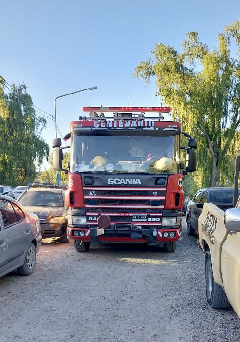 Bomberos no apagaron un incendio por autos mal estacionados