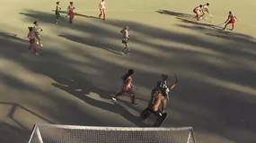 El momento exacto de la agresión fuera de contexto de la veterana aquera del Rojo a la promesa de Marabunta. Captura de video.