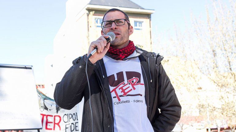 Los docentes cipoleños realizaron un acto en la plaza San Martín.