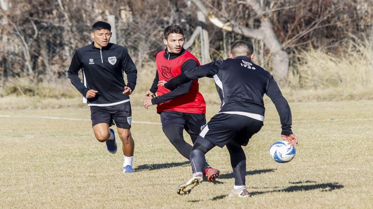 Boris Magnago podría reaparecer en la defensa de Cipolletti.