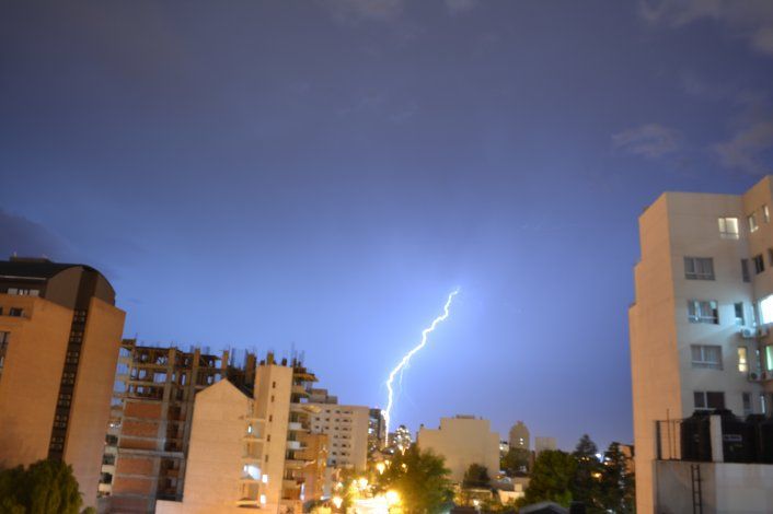Tormentas eléctricas, lluvia y viento fuerte en Cipolletti: la advertencia de la AIC