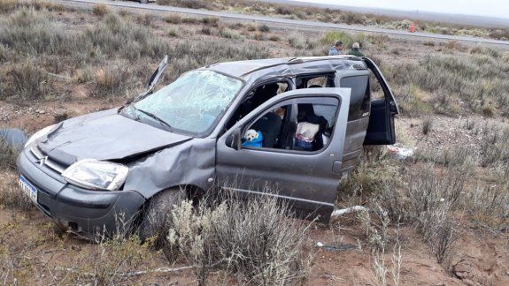 Ruta 151: intentó sobrepasar a un colectivo y volcó  