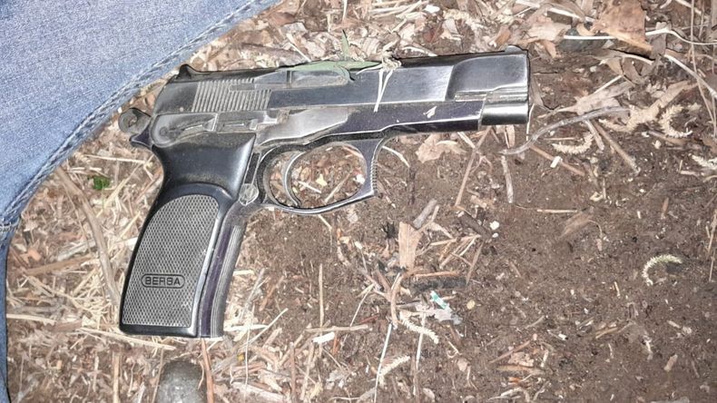 El vecino fue atrapado en un barrio de 9 con una pistola Bersa 9 mm sin autorización legal, pero la investigación determinó que la llevaba para cuidarse.