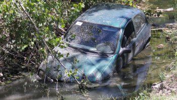 El auto Chevrolet Corsa fue a parar al desagüe que corre de manera paralela a Circunvalación.