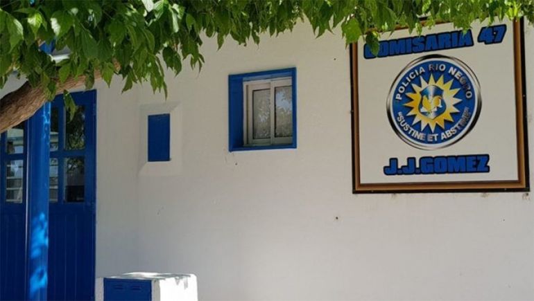 Los dos hombres y las dos mujeres de la fuerza policial prestaban servicios en General Roca.