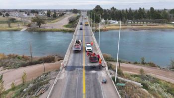 Una panorámica del puente que une Río Negro con La Pampa sobre la ruta 22. Siguen los trabajos y las restricciones.