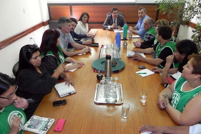 Hoy se concretó el encuentro entre integrantes del Ministerio de Educación y el gremio ATE. 