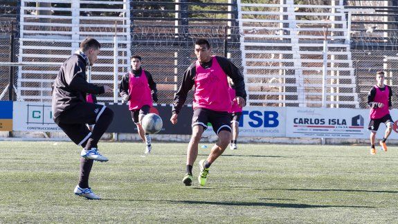 Morán se perfila como el 9 del arranque. Uno de los refuerzos se juega cosas importantes ya desde el primer partido.