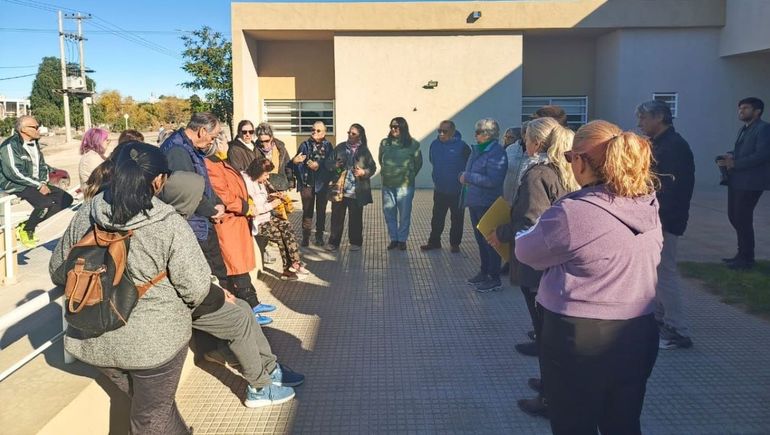 Un grupo de vecinos se convocó al hospital de Las Grutas para expresar su rechazo al traslado del paciente psiquiátrico que incendió el hospital de Viedma y cometió un asesinato. 