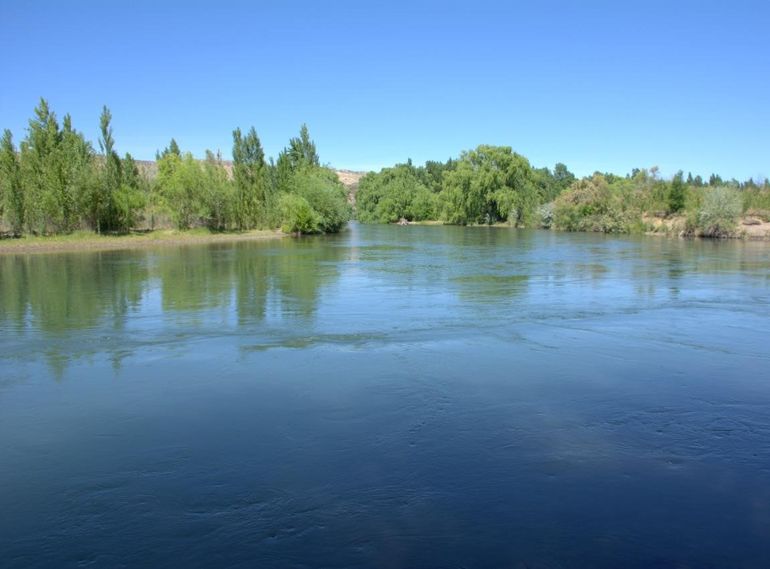 El agente y la mujer fueron arrastrados por la corriente hasta pasar la pasarela del Salto. 