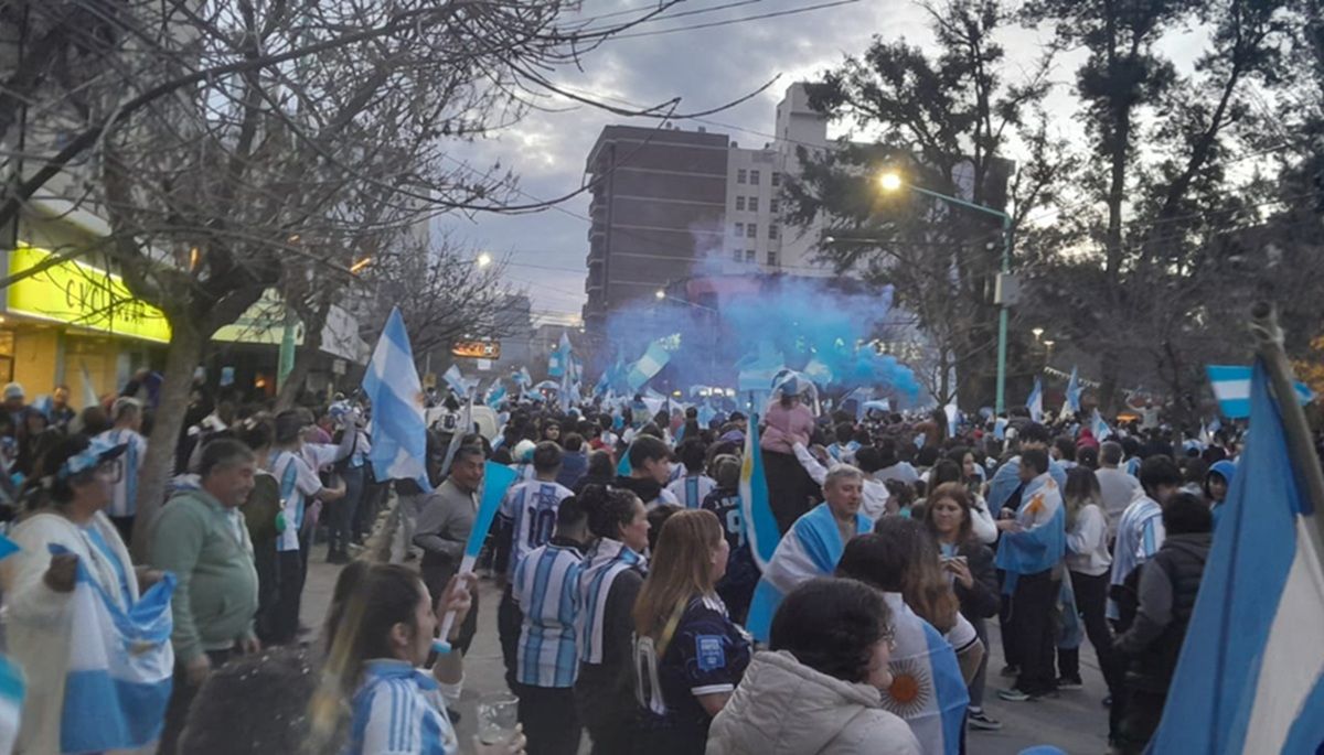 Cientos de cipoleños coparon el centro para festejar el triunfo histórico de la Selección Argentina. Fotos: Antonio Spagnuolo.