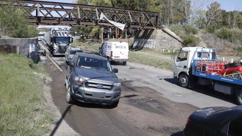 Peligroso: vehículos tienen que esquivar terribles pozos sobre la Ruta 151