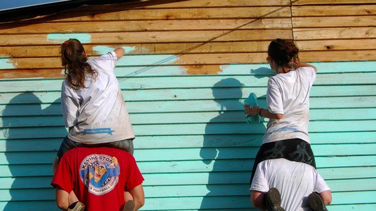 La ONG construye viviendas de emergencia en las tomas.