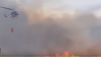 el fuego esta descontrolado y se esperan fuertes rafagas de viento el fuego esta descontrolado y se esperan fuertes rafagas de viento