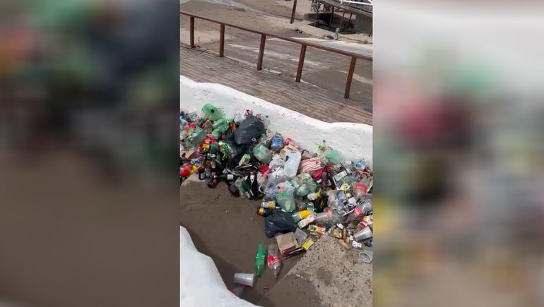 Las Grutas: los turistas disfrutaron de la playa en medio de la basura