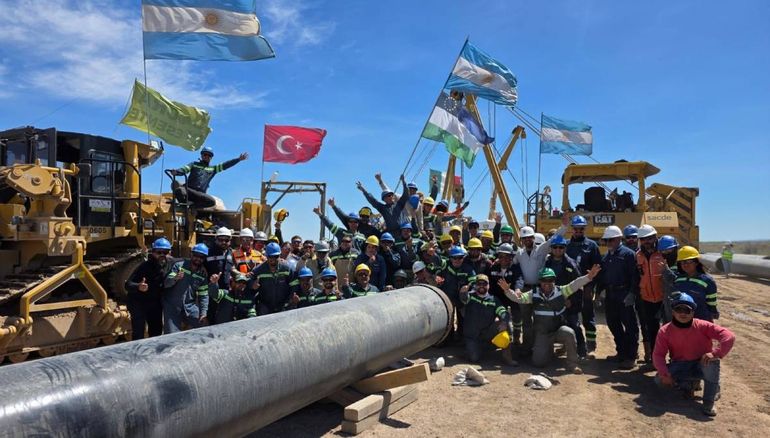 Los trabajadores en la zona de obra donde se realizó la última soldadura automática de VMOS.