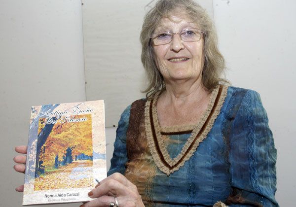 Una cipoleña presenta su primer libro de poemas y cuentos patagónicos
