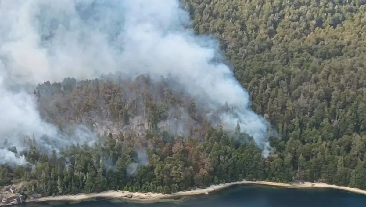 Por un incendio forestal en Bariloche cerraron senderos y excursiones para el turismo