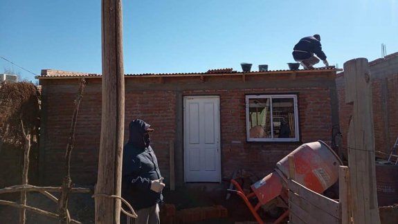 La Muni ayudó a un hombre con la construcción de su casa