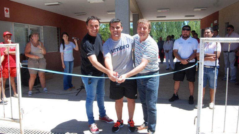 De un chapuzón, Tortoriello inauguró la temporada de piletones en la Isla Jordán