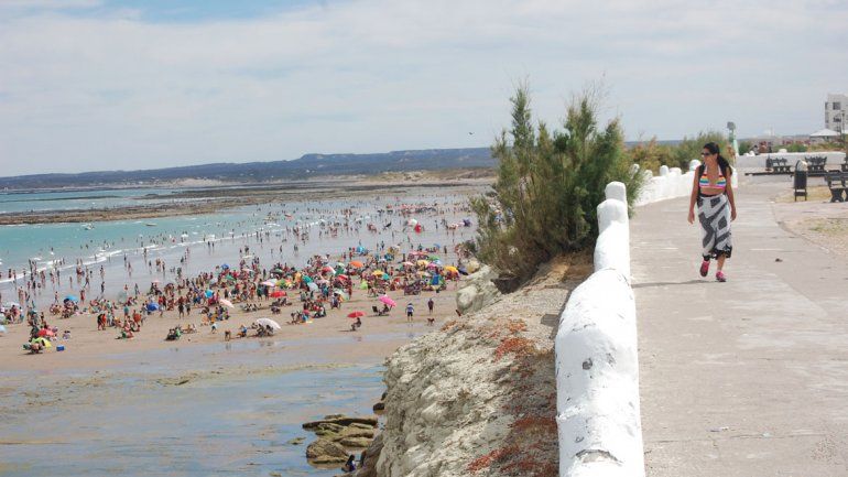 Miles de turistas ya disfrutan de las playas en Las Grutas