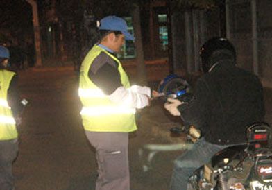 Secuestran dos autos y cuatro motos en controles de tránsito