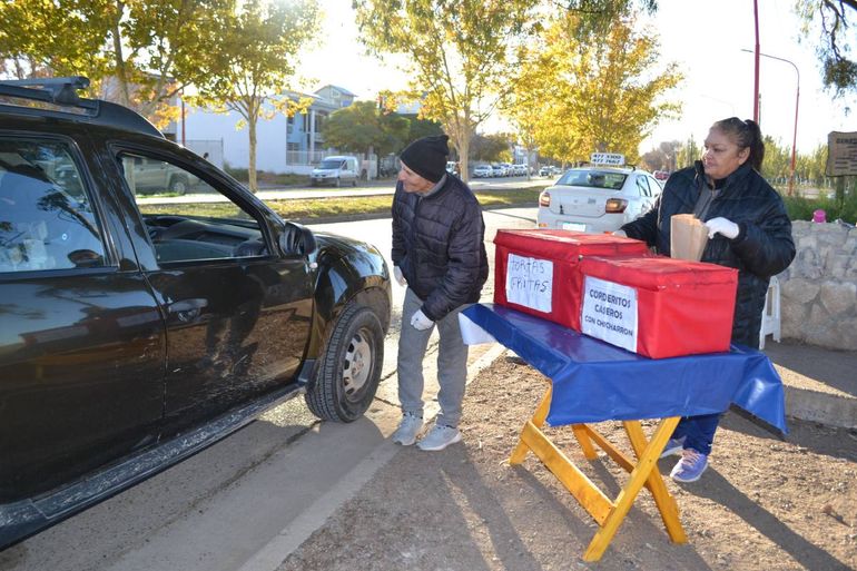 Muchos vehículos se detienen para comprarles tortafritas a la pasada.