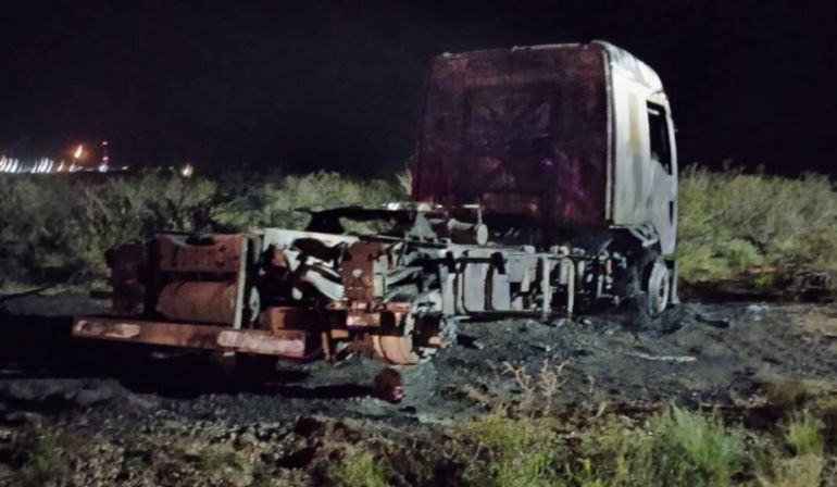 Una escena del camión abandonado en cercanías de la ruta 151. Foto Google.
