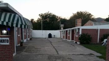 En medio de las inspecciones en el lugar, los investigadores encontraron un teléfono celular roto.