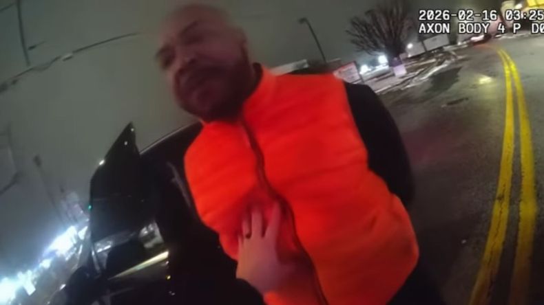 El video muestra el momento en que Samuel Brown es golpeado por el policía.