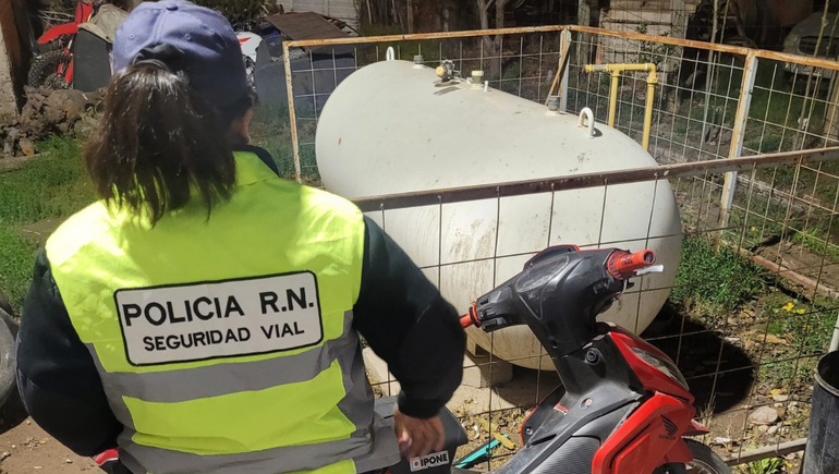 Personal policial de Allen dispuso la detención de una joven por agredir a efectivos durante el operativo de control.