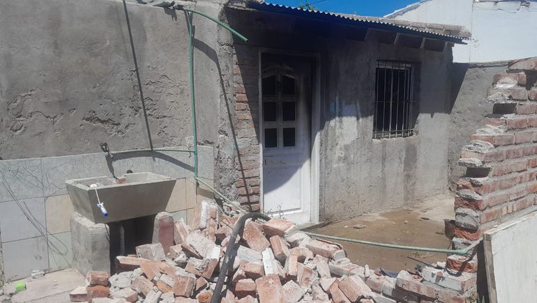 DEtrás de la puerta trasera se encontraba la víctima del incendio en Plottier.