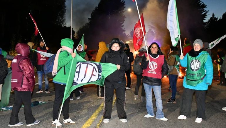 ATE realiza un paro por 24 horas con un corte de ruta en Bariloche.