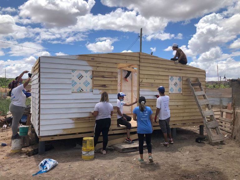 Techo construyó nueve casas de emergencia en el barrio Los Olmos
