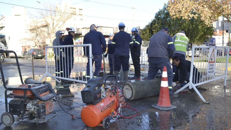 Comenzó el recambio de cañería cloacal sobre calle Alem y Sáenz Peña en Cipolletti.