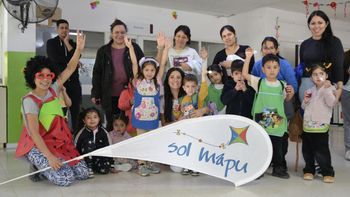 Los nenes con las seños, los padres y profesionales de Sol Mapu. Hermosa jornada.