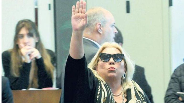 Tras pedirle a la clase media que haga la changa, Carrió justificó su propina de $5