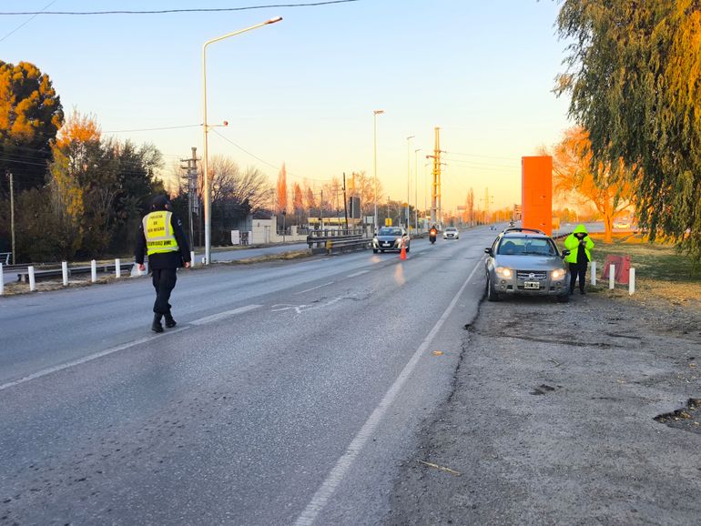 La Policía de Río Negro logró interceptar a dos vehículos que transitaban por el Alto Valle con pedidos vigentes de secuestro. La Policía de Río Negro logró interceptar a dos vehículos que transitaban por el Alto Valle con pedidos vigentes de secuestro.
