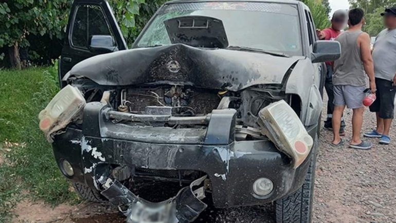 Se salió una rueda de un camión e impactó de frente contra una camioneta 