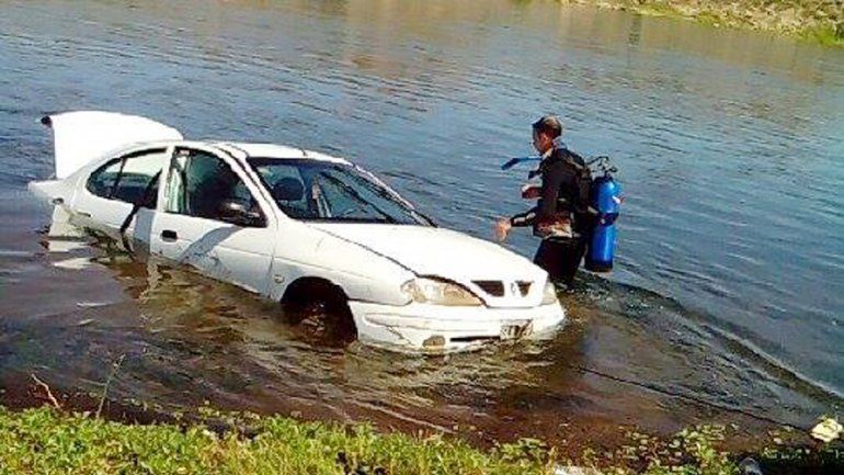 El auto cayó en las profundidades del río en la Isla Jordán