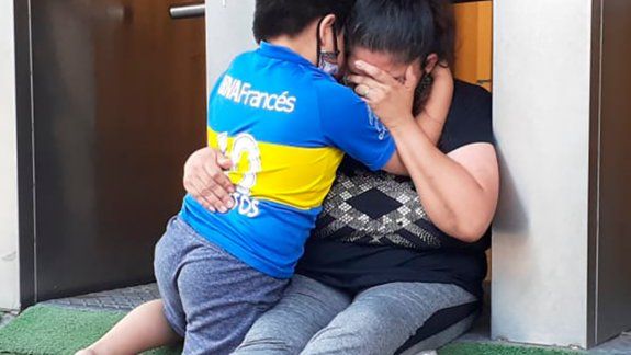 La imagen viral del desconsolado abrazo de un nene en La Bombonera